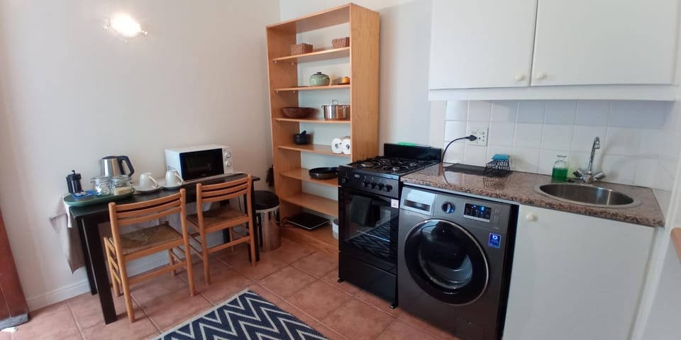 Kitchen or kitchenette, oven, washing machine