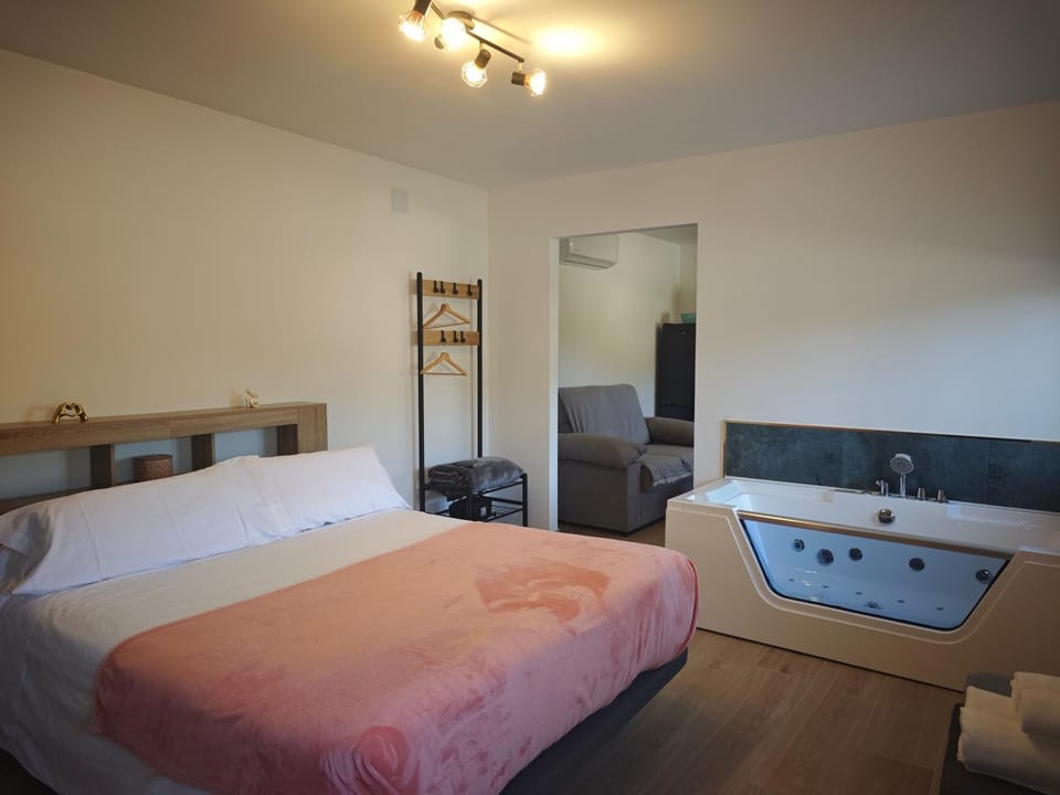 Bed, Photo of the whole room, Bedroom