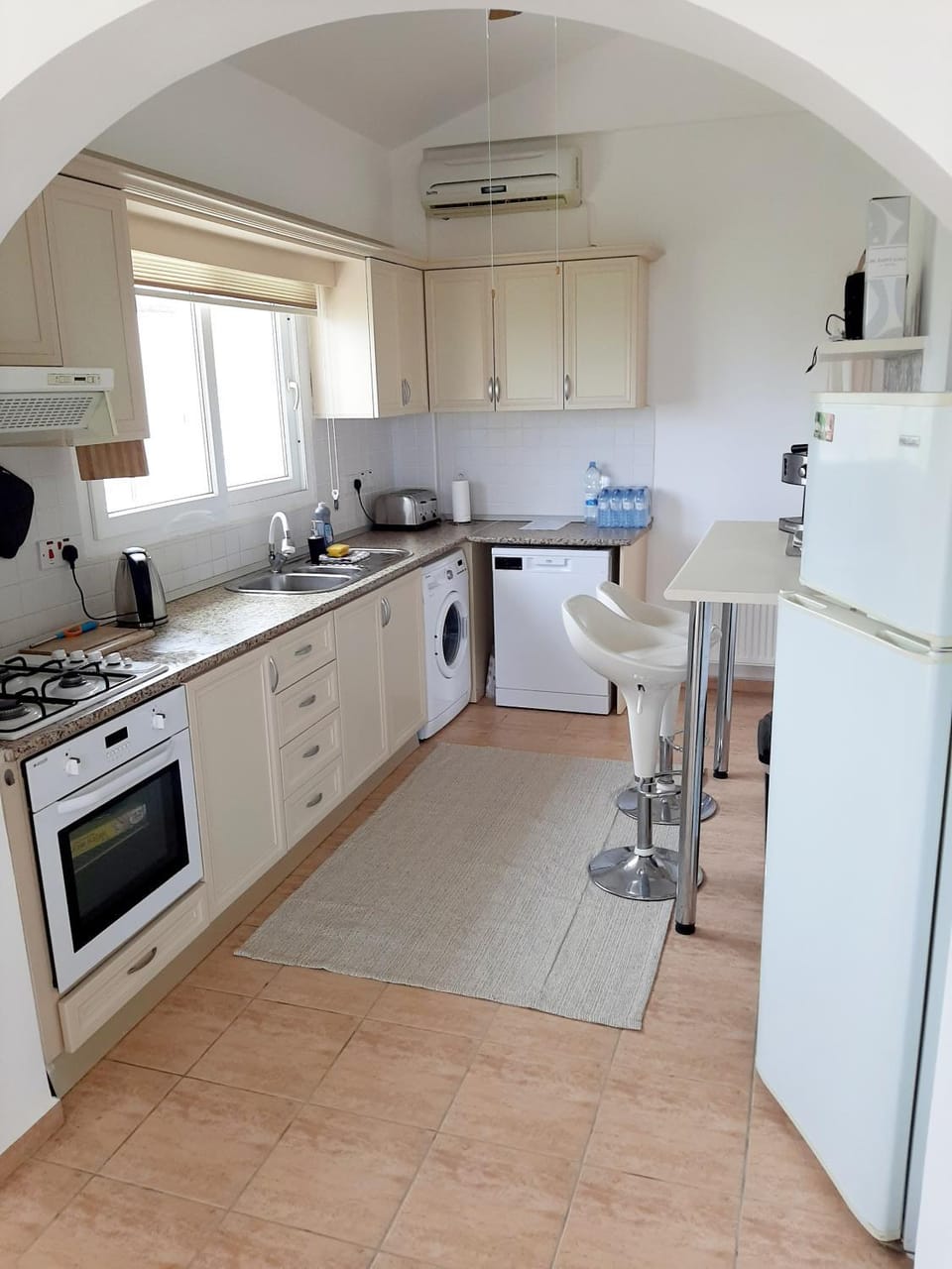 Coffee/tea facilities, Kitchen or kitchenette, Communal kitchen, dishwasher, oven, stove, toaster, washing machine, kitchen