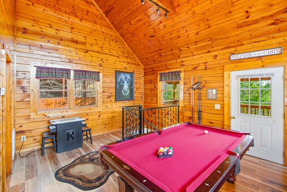 Cabin Retreat Near Parkway Hot Tub Pool Table Cabin in Pigeon Forge