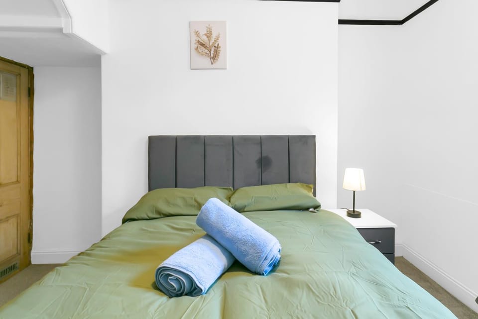 Bedroom, towels
