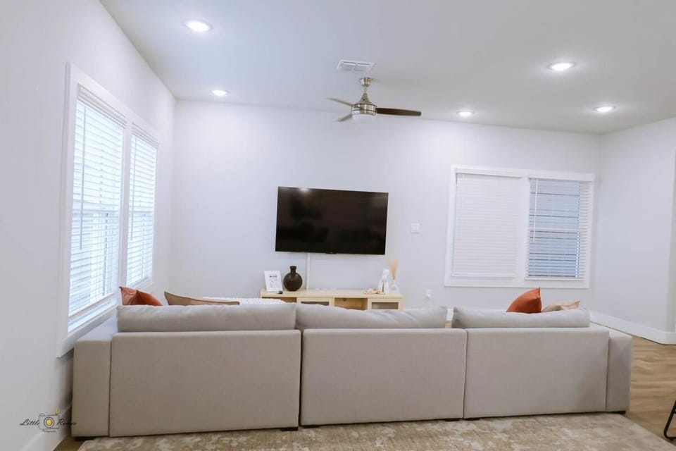 5min From Riverwalk, Alamodome,Tower of America,Alamodome Apartment in San Antonio