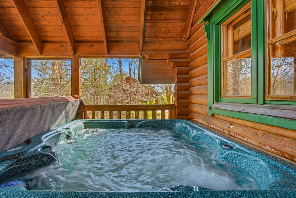 Sevierville Log Cabin Retreat Hot Tub Game Loft Cabin in Sevierville