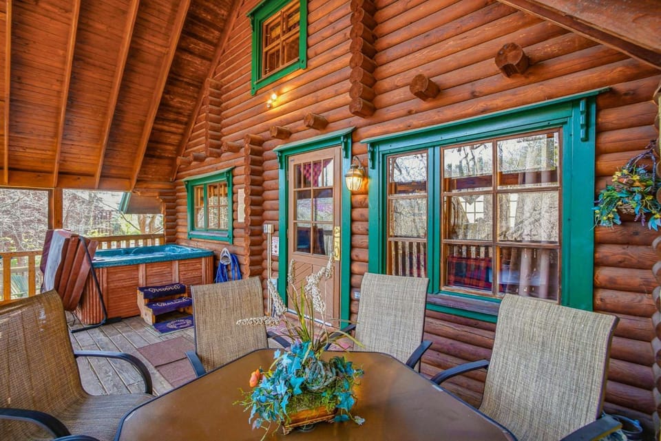 Sevierville Log Cabin Retreat Hot Tub Game Loft Cabin in Sevierville