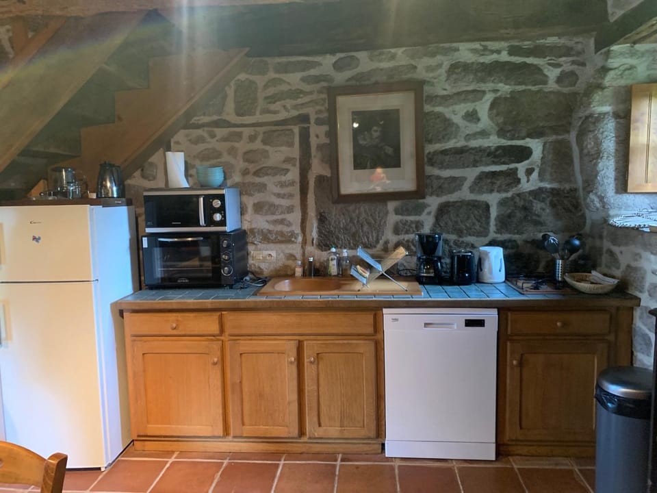Kitchen or kitchenette, dishwasher, microwave, oven