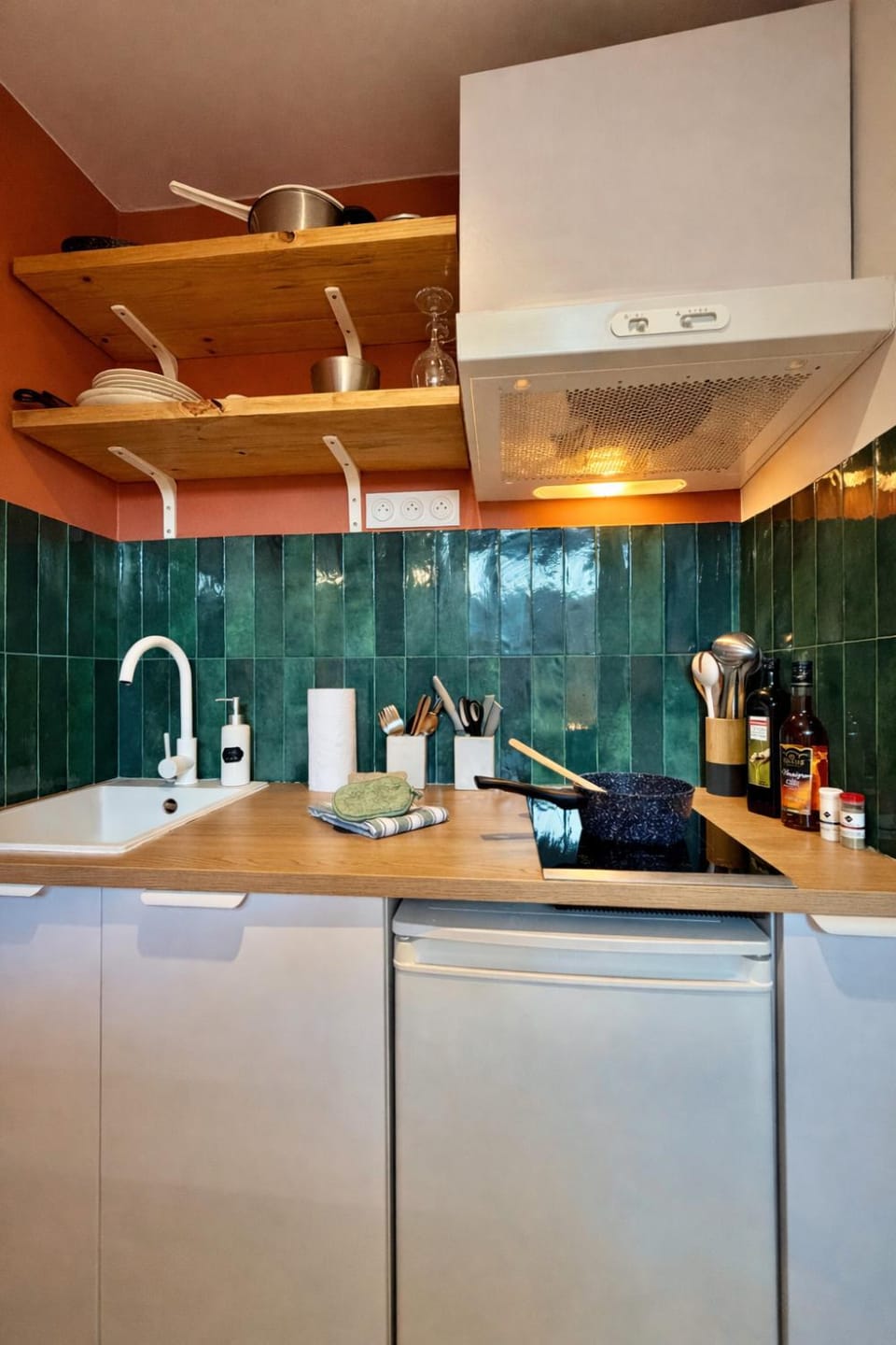 Coffee/tea facilities, Kitchen or kitchenette, stove