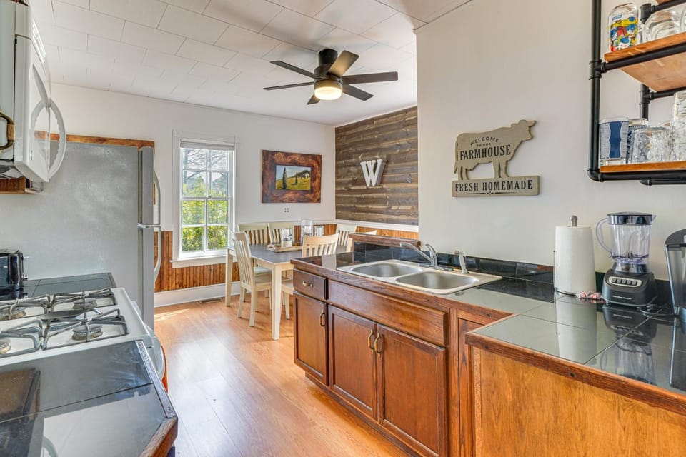 Half-Mi to Dtwn Wendell! 60s Farmhouse w/ Fire Pit House in North Carolina