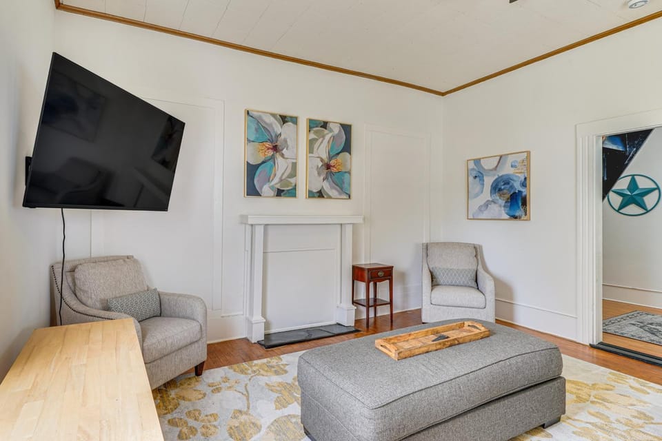 Half-Mi to Dtwn Wendell! 60s Farmhouse w/ Fire Pit House in North Carolina