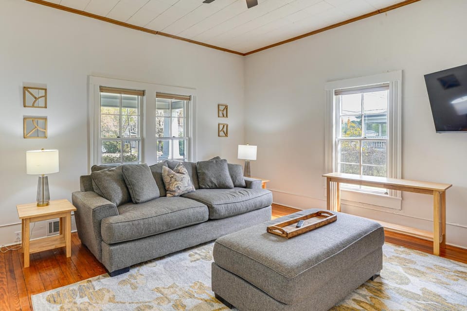 Half-Mi to Dtwn Wendell! 60s Farmhouse w/ Fire Pit House in North Carolina