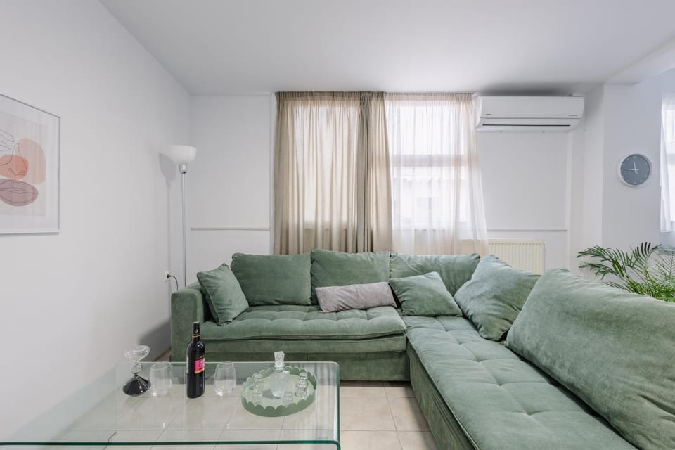 Living room, Seating area, air conditioner