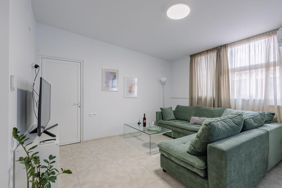 TV and multimedia, Living room, Seating area, Evening entertainment