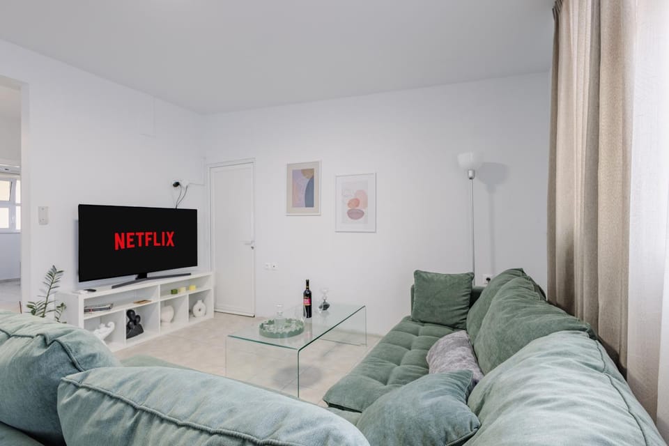 TV and multimedia, Living room, Seating area, Evening entertainment