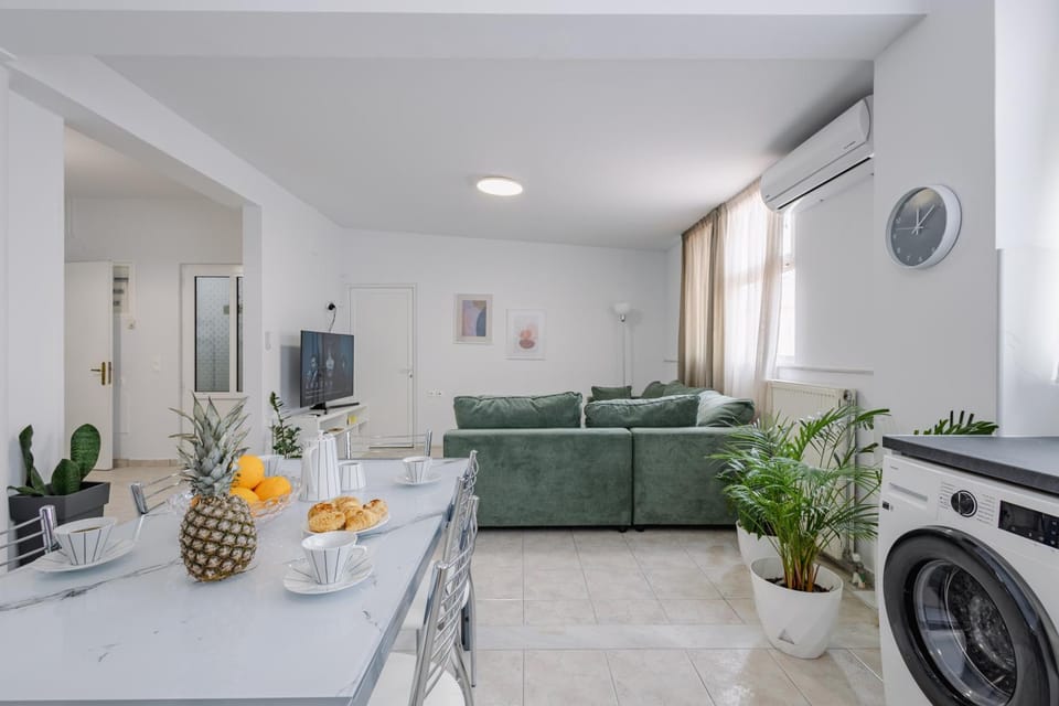 TV and multimedia, Kitchen or kitchenette, Living room, Seating area, Dining area, oven, washing machine, air conditioner
