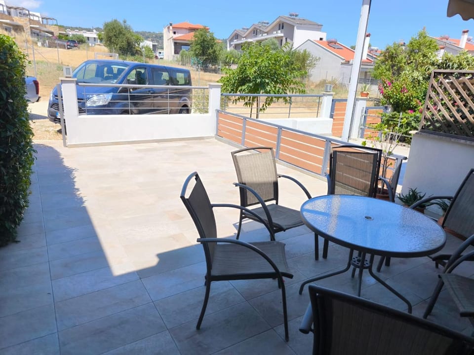 Property building, Patio, Parking