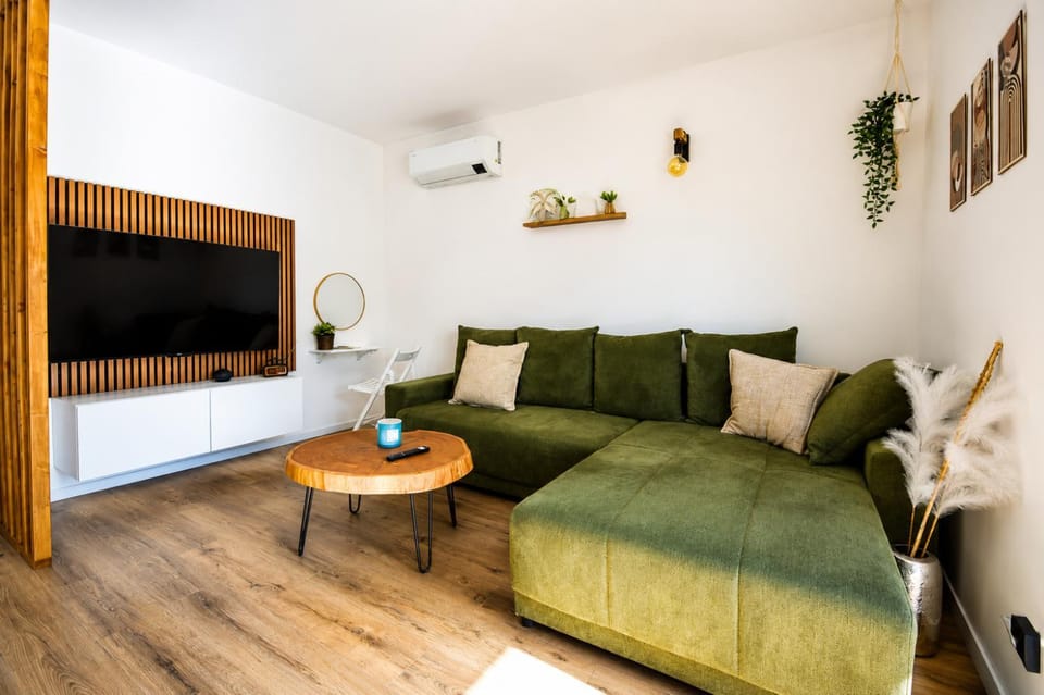 Communal lounge/ TV room, TV and multimedia, Living room, Seating area, Evening entertainment