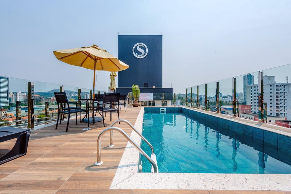 Property building, Day, Pool view, Swimming pool, sunbed