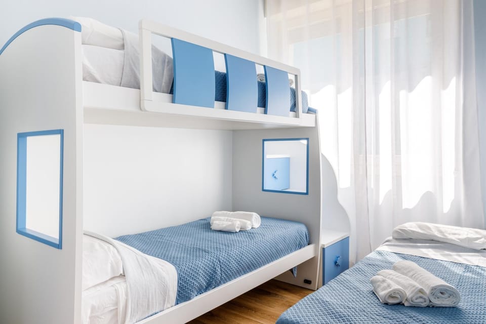 Bed, Photo of the whole room, Bedroom, bunk bed, towels