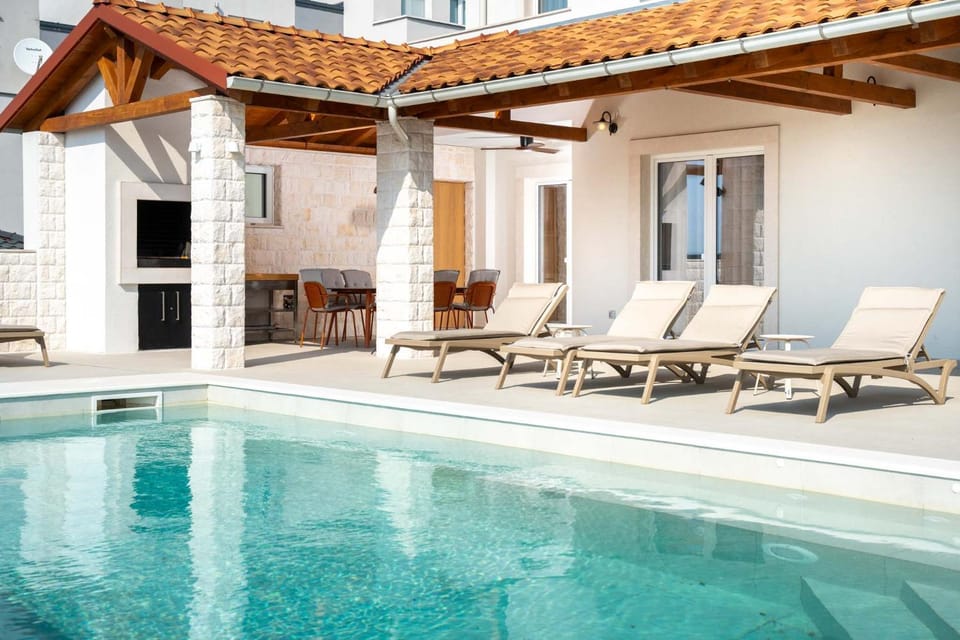 Property building, Balcony/Terrace, Pool view, Swimming pool