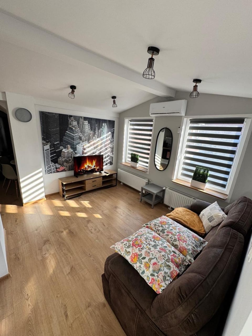 TV and multimedia, Living room, Seating area, air conditioner