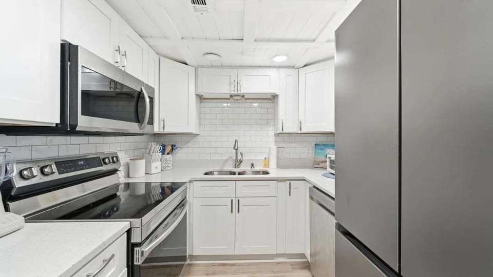 Sugar Beach C27 Apartment in Lower Grand Lagoon