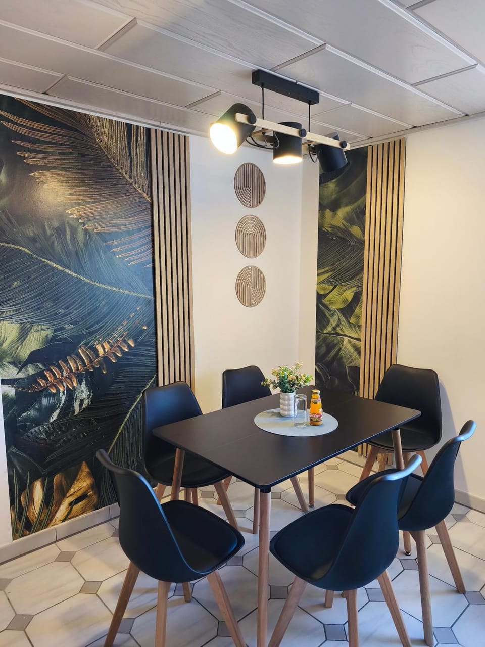 Dining area, kitchen