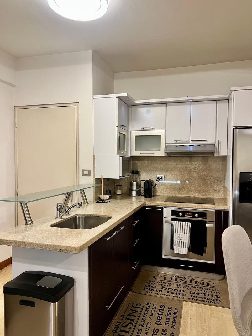 Kitchen or kitchenette, Dining area, minibar, oven, stove, toaster