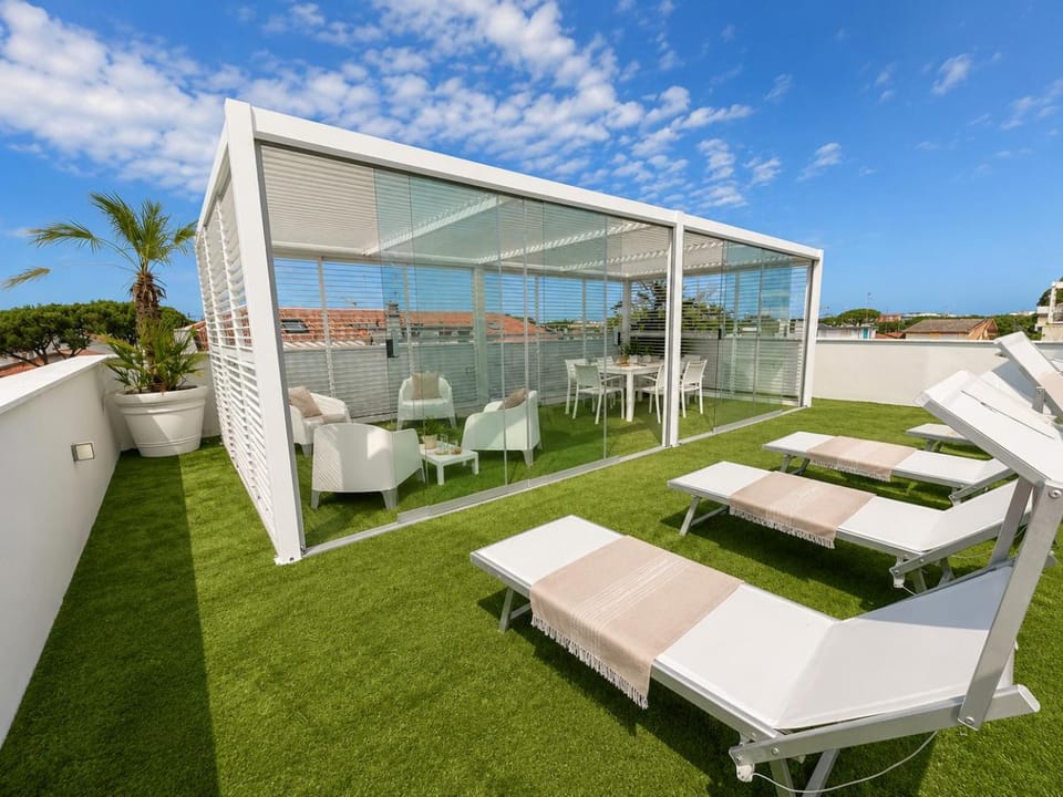 Patio, Spring, Day, Garden, View (from property/room), Balcony/Terrace, Seating area, Garden view, Pool view, sunbed