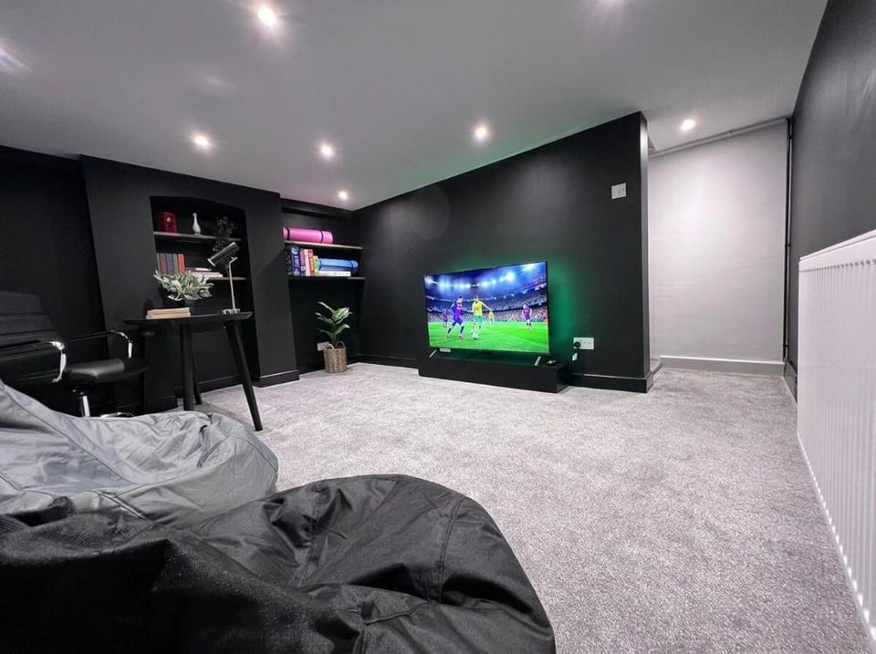 Communal lounge/ TV room, TV and multimedia, Evening entertainment