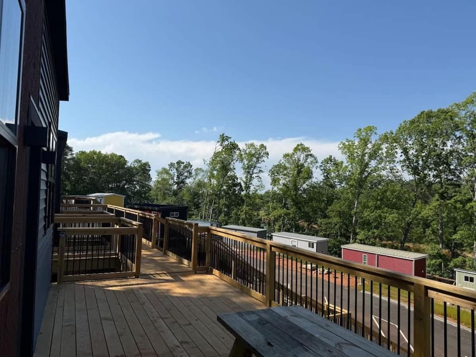Midnight Blue - Cozy 2-bedroom Tiny Home in charming Anderson on Lake Hartwell House in Lake Hartwell