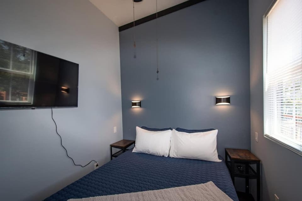Midnight Blue - Cozy 2-bedroom Tiny Home in charming Anderson on Lake Hartwell House in Lake Hartwell