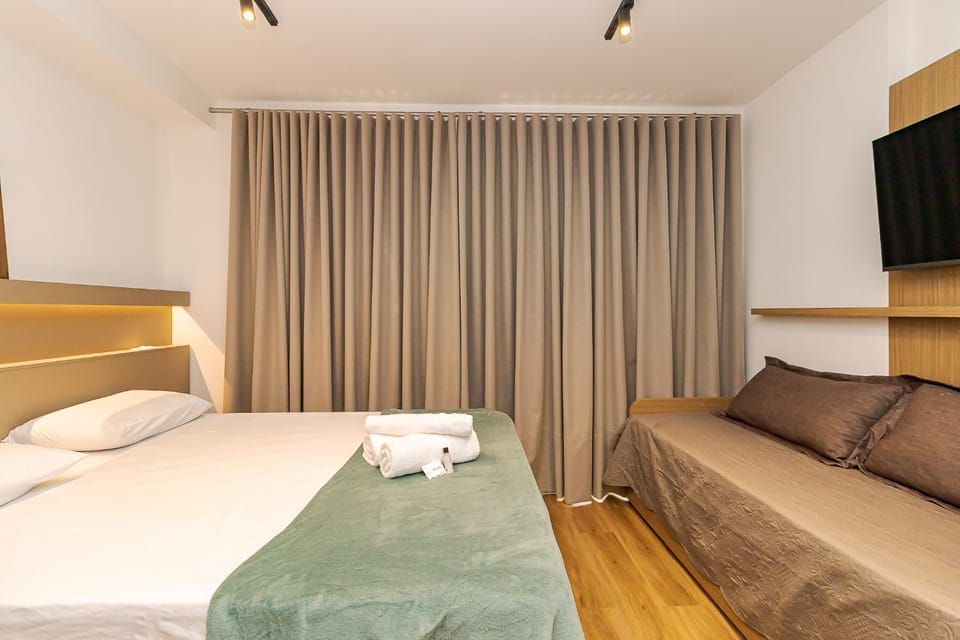Bed, TV and multimedia, Photo of the whole room, Seating area, Bedroom, towels