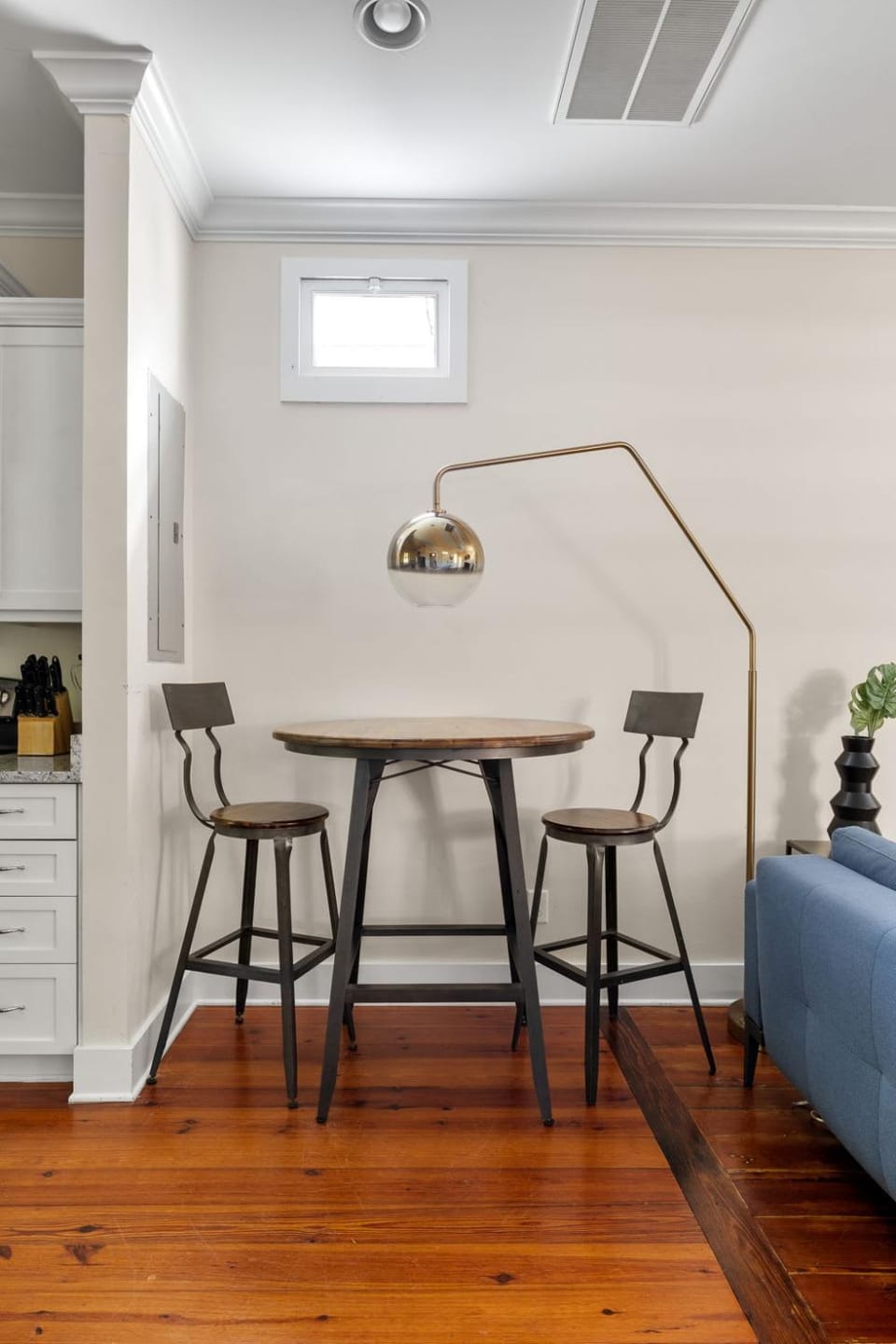 Upstairs Studio36 Walk to King St with Balcony Apartment in Charleston