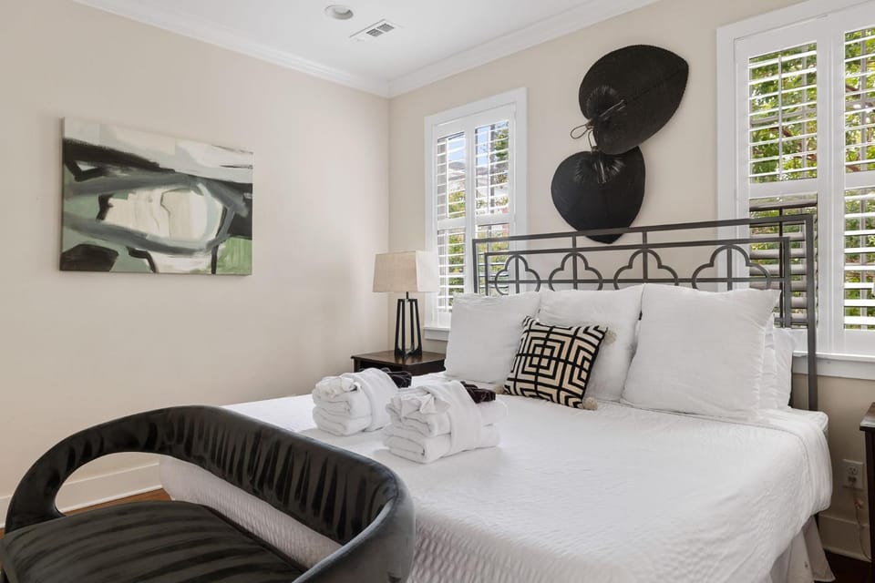 Upstairs Studio36 Walk to King St with Balcony Apartment in Charleston