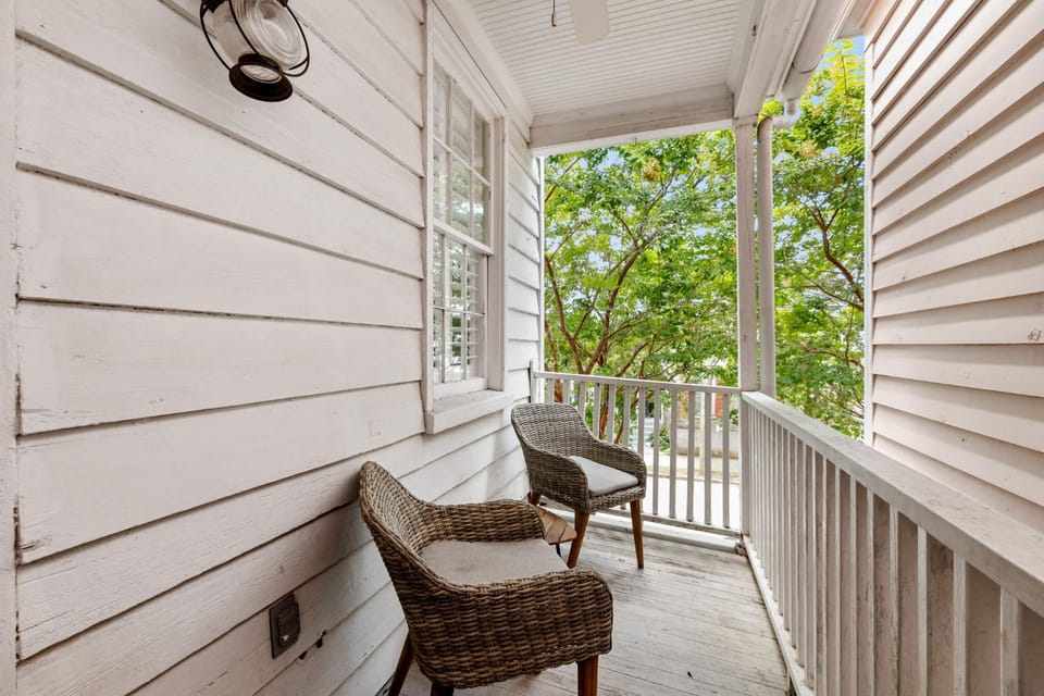 Upstairs Studio36 Walk to King St with Balcony Apartment in Charleston