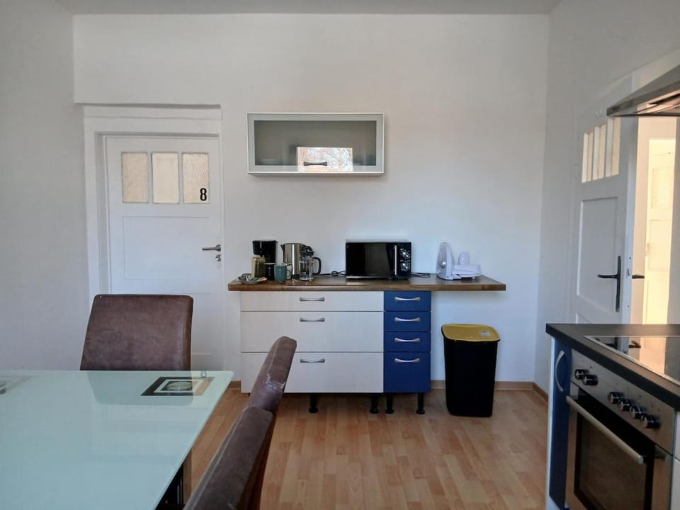 Kitchen or kitchenette, Dining area, oven, stove