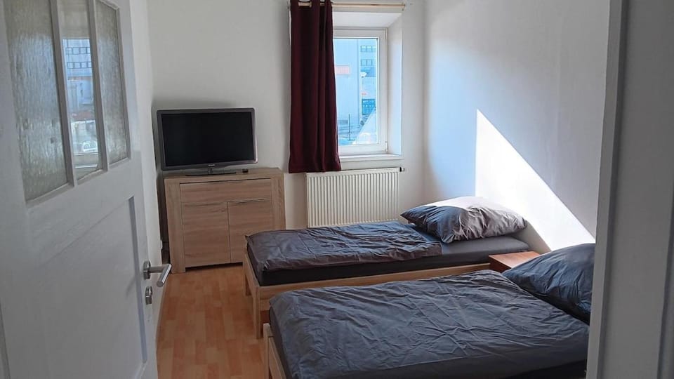 Bed, TV and multimedia, Photo of the whole room, Bedroom