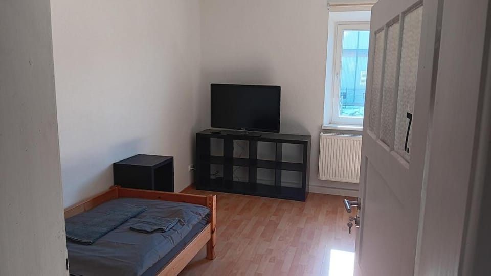 Bed, TV and multimedia, Bedroom