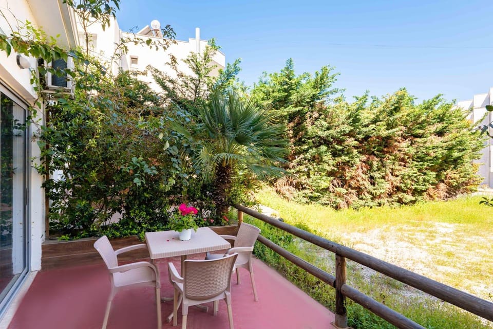 Patio, Day, Garden, Dining area, Garden view
