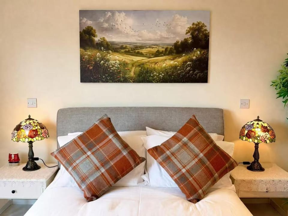 New,London Hideaway Studio Apartment in England