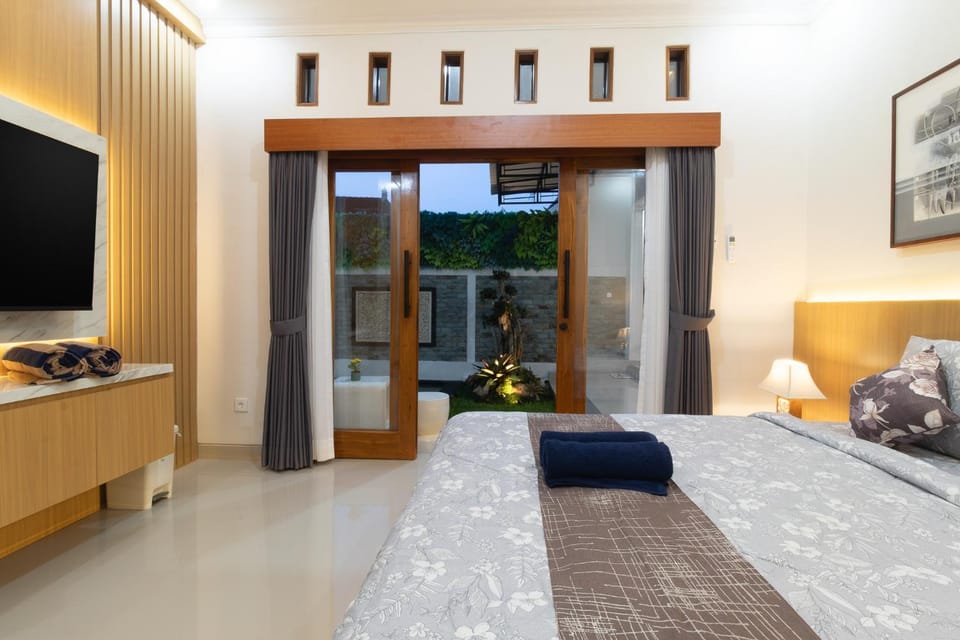 Bed, TV and multimedia, Photo of the whole room, Bedroom, towels