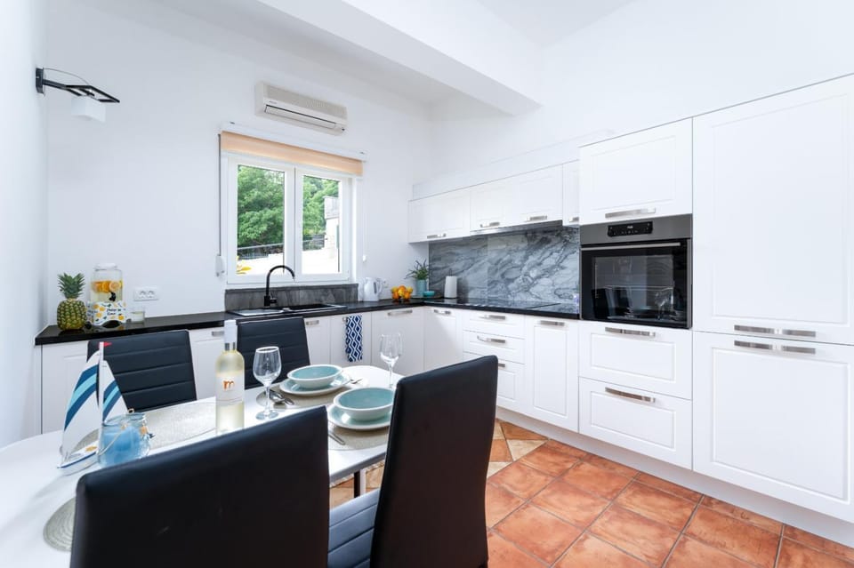 Sunny Place Apartment With Pool Apartment in Makarska