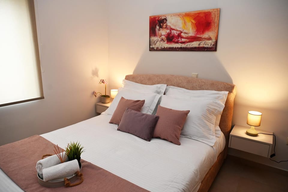 TV and multimedia, Photo of the whole room, Bedroom