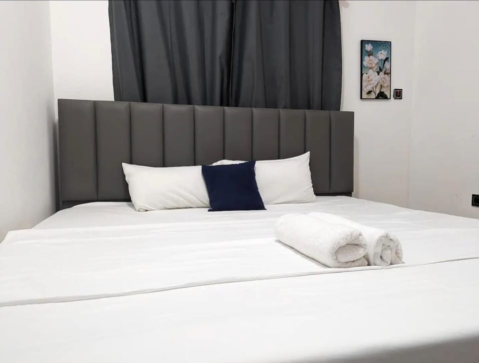 Bed, Bedroom, towels