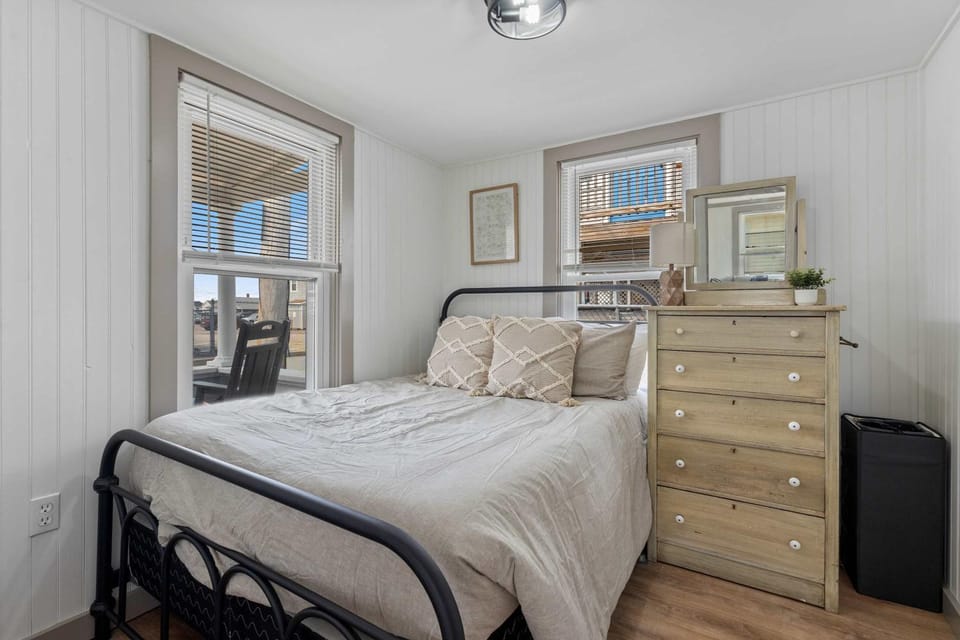 Castaway Cottages - Heart of Hampton Beach House in Hampton Beach