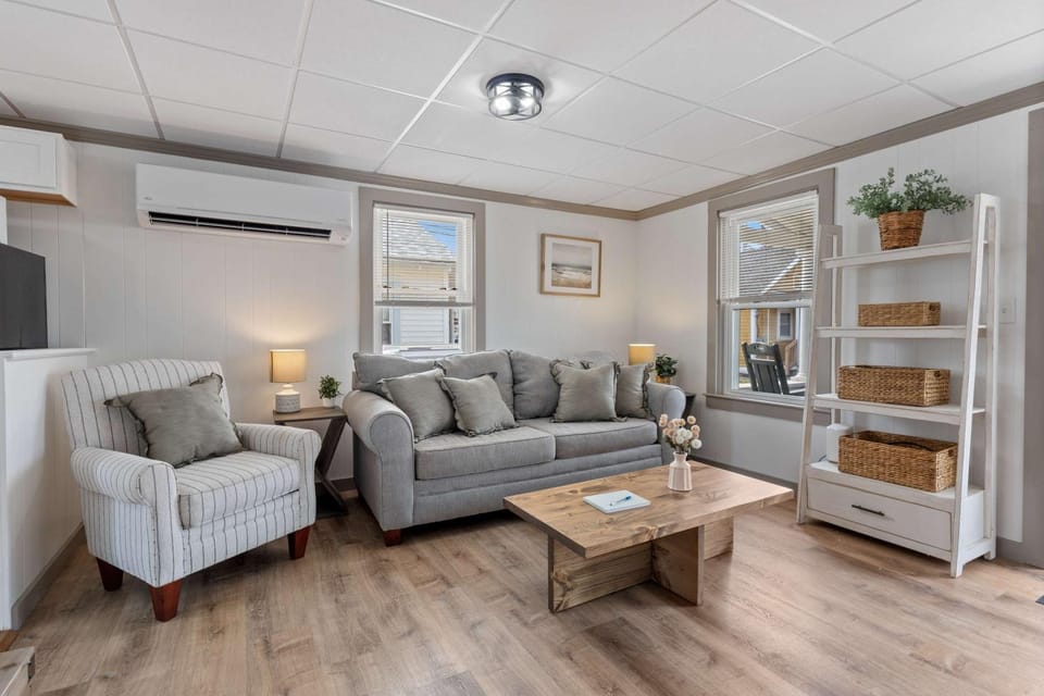 Castaway Cottages - Heart of Hampton Beach House in Hampton Beach