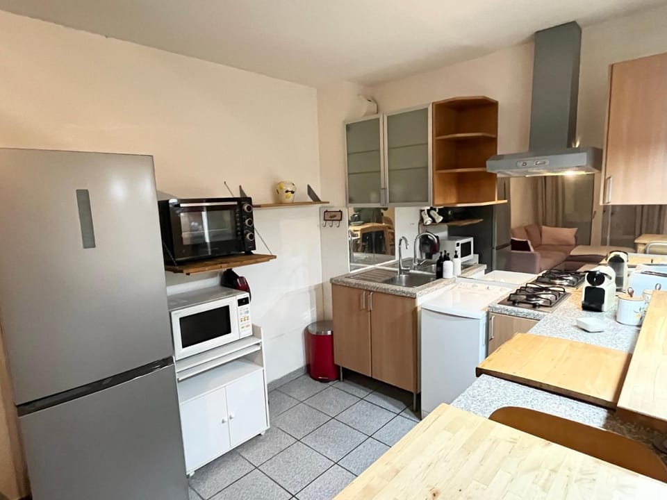 Coffee/tea facilities, Kitchen or kitchenette, Dining area, stove, toaster, washing machine, washing machine