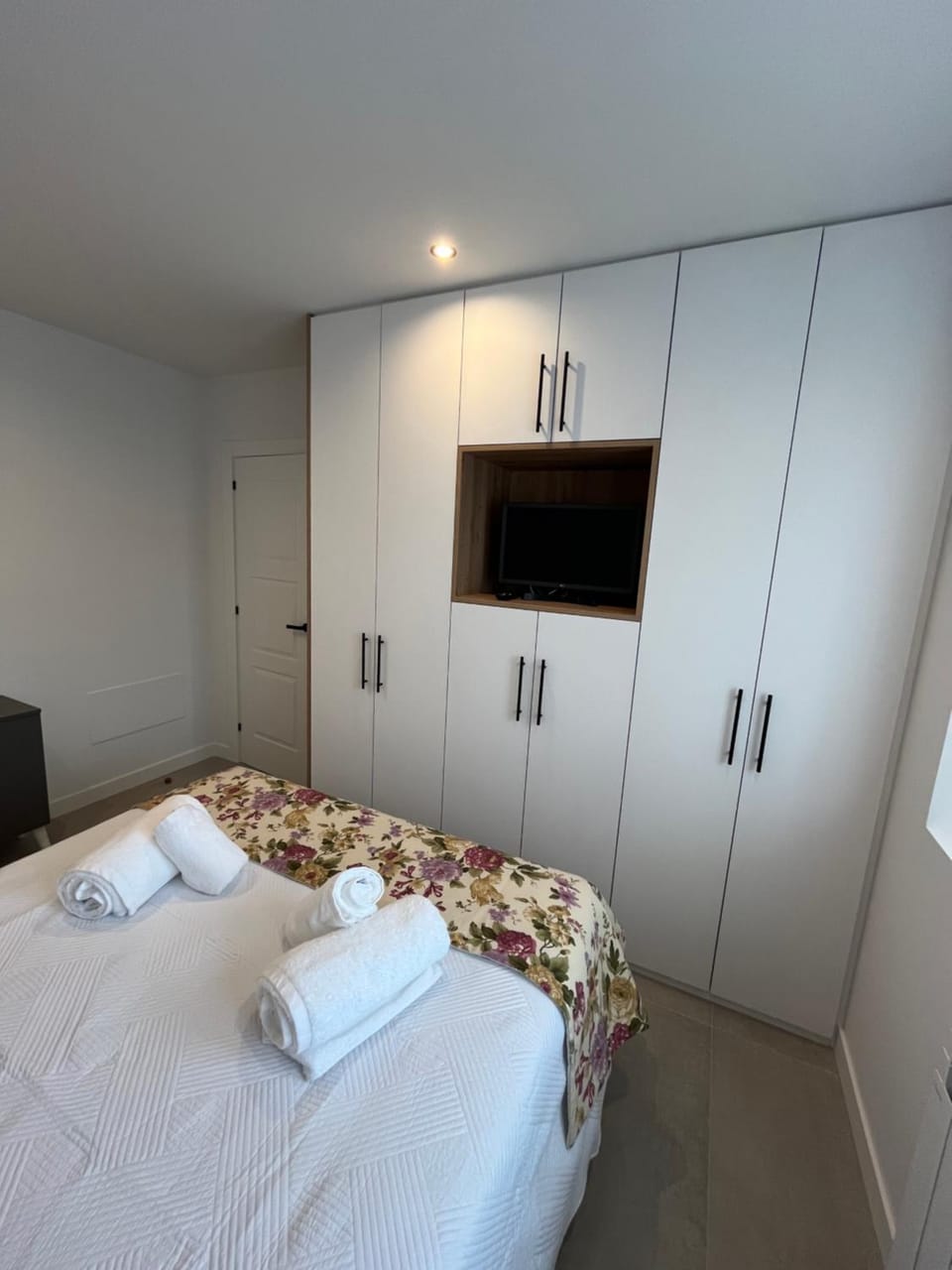 Bed, TV and multimedia, wardrobe