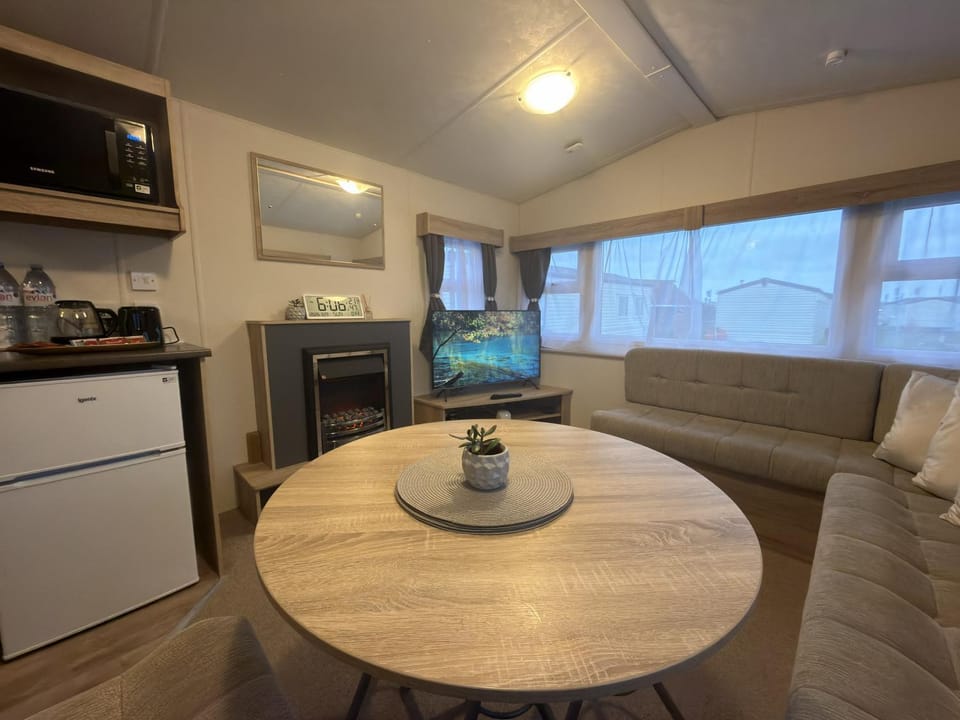 TV and multimedia, Living room, Seating area, Dining area