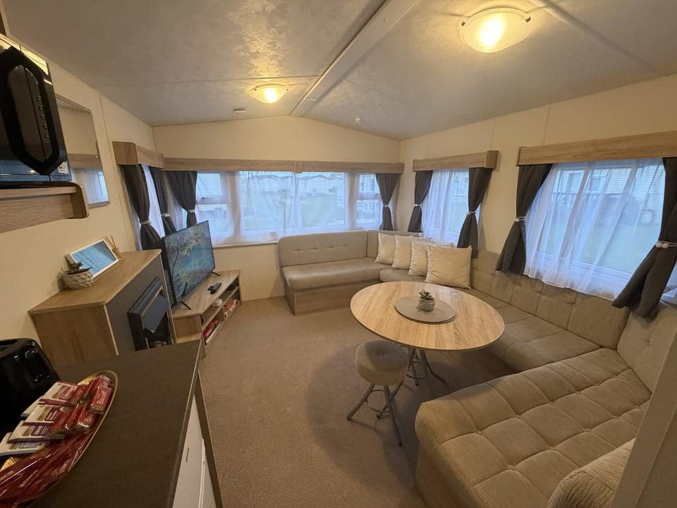 Communal lounge/ TV room, TV and multimedia, Living room, Seating area, Dining area