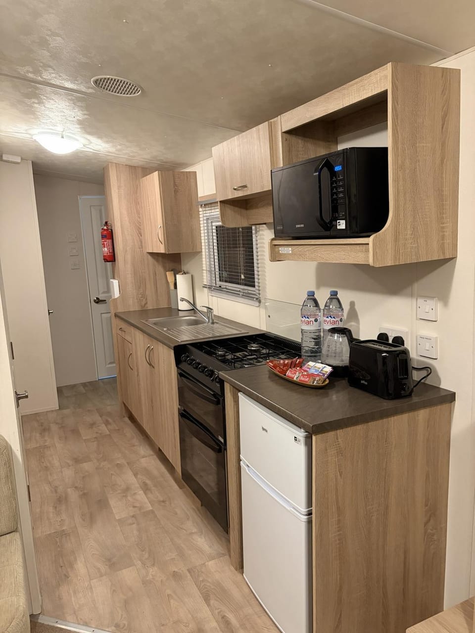 Coffee/tea facilities, Kitchen or kitchenette, microwave, oven, stove, toaster